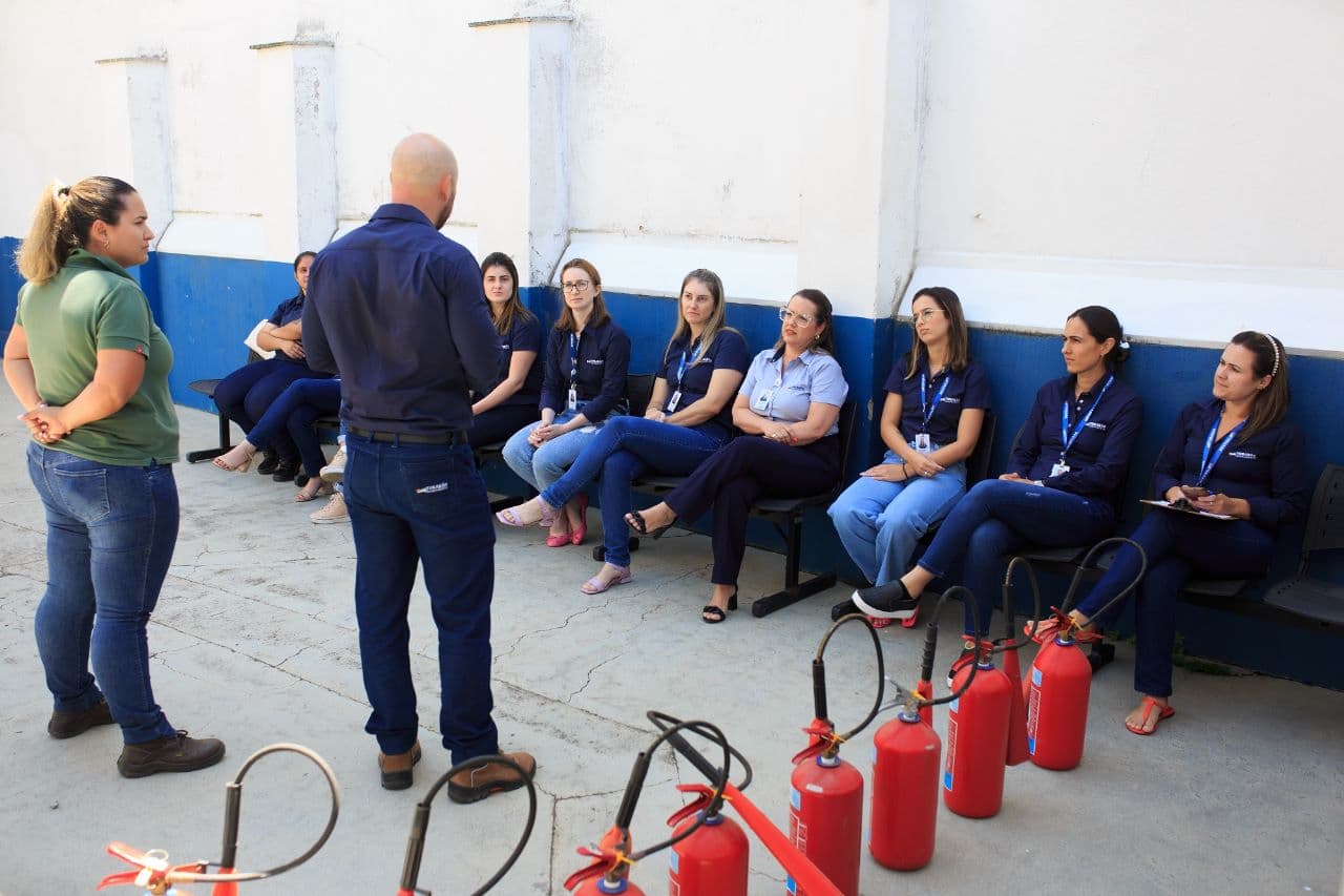 Colaboradoras da Tubarão Saneamento participam de treinamento para combater incêndio