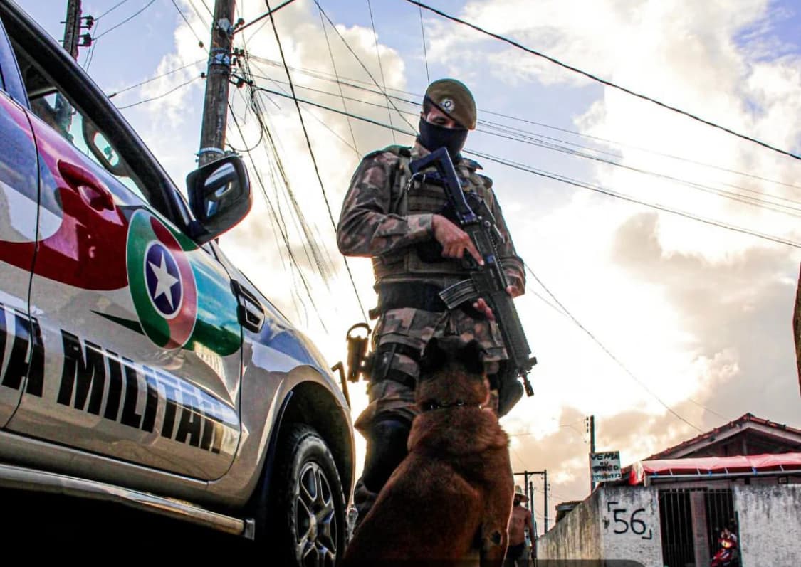 Quase 400 pedras de crack e  mais de R$ 6 mil são apreendidos