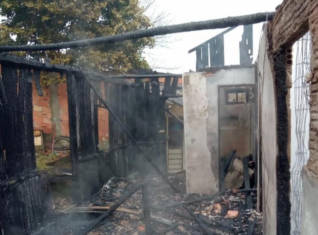 Casa é incendiada por parente do proprietário