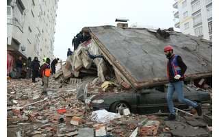 Terremoto de magnitude 7,8 mata mais de 1,2 mil pessoas na Turquia e Síria
