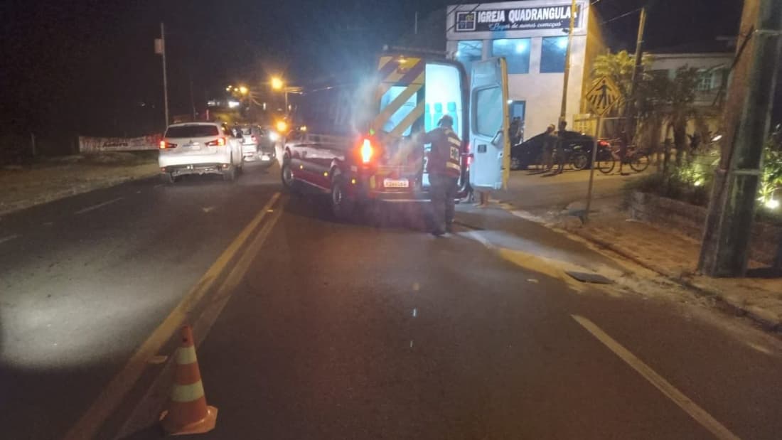 Homem de 39 anos fica ferido em acidente entre carro e moto