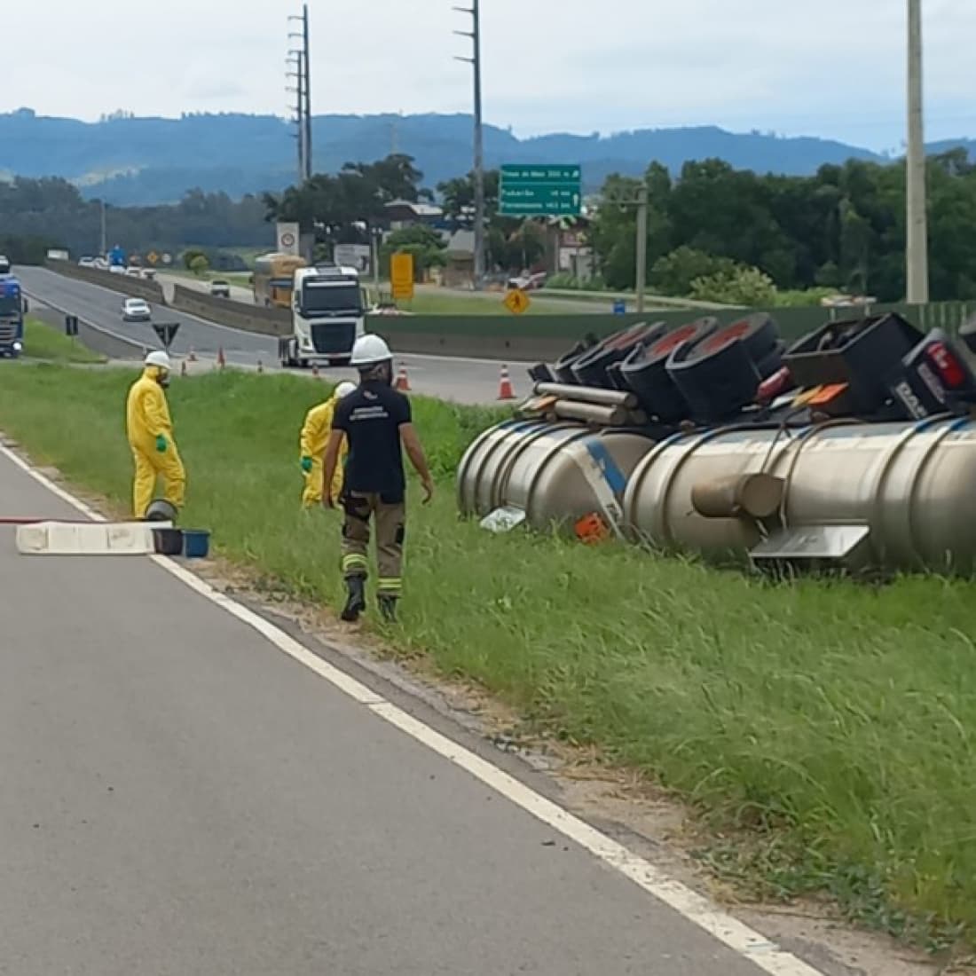 Caminhão com produto químico tomba na BR-101 em Jaguaruna