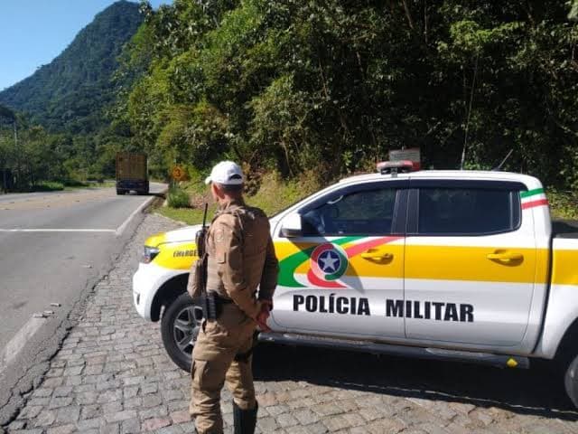 Principal infração de trânsito cometida nas rodovias estaduais de SC é excesso de velocidade