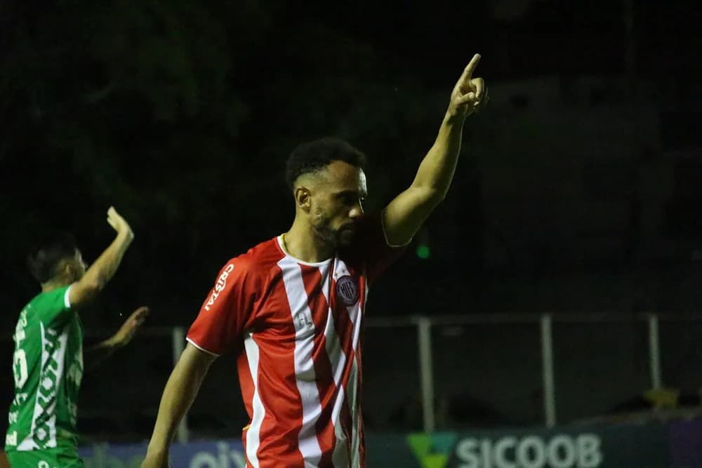 Lesão no joelho tira Carlos Renato do Catarinense