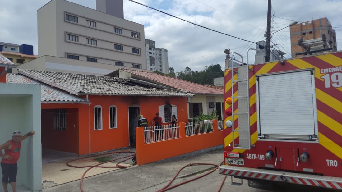 Interior de casa fica totalmente destruído após incêndio
