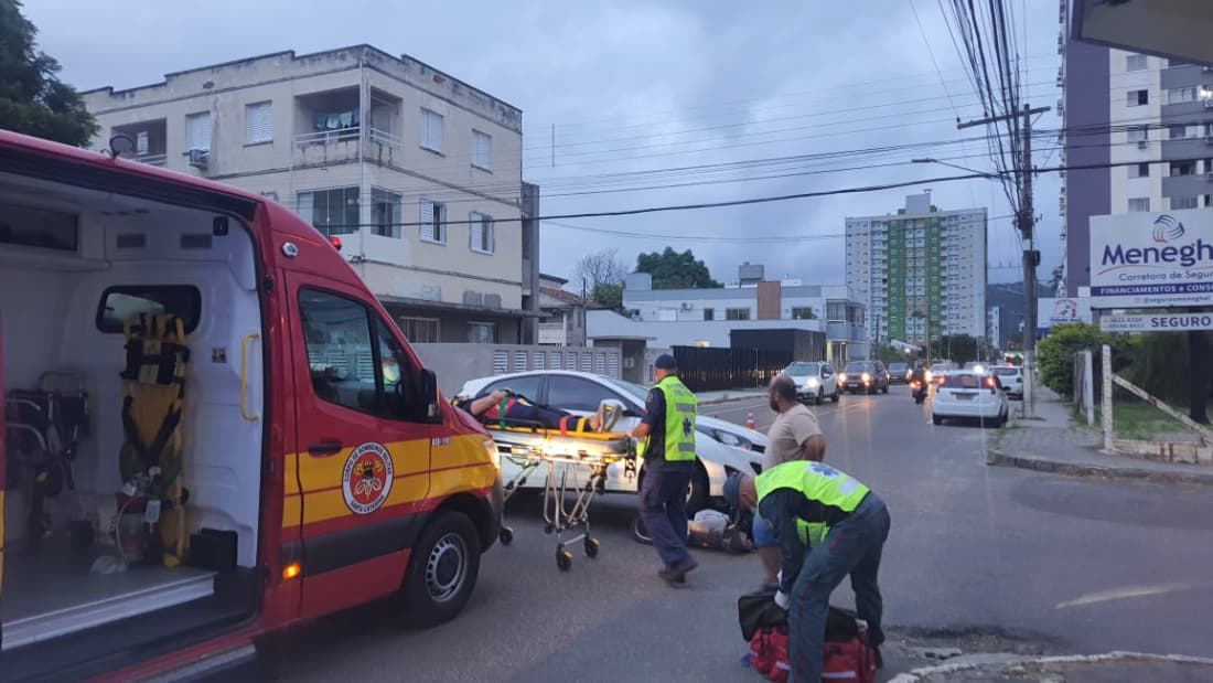 Mulher fica ferida após acidente entre carro e moto em Tubarão