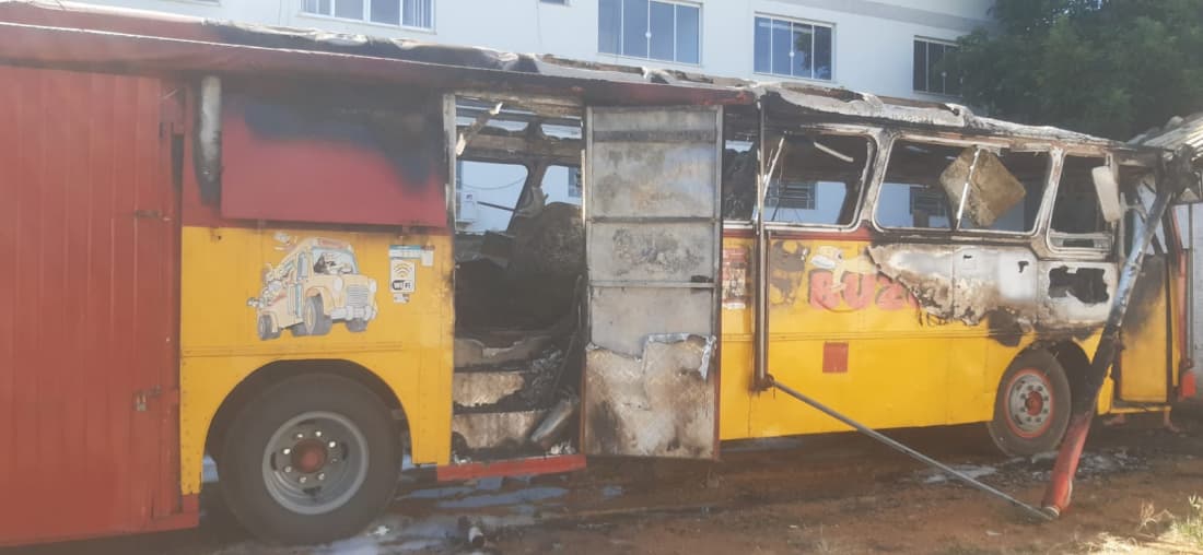 Ônibus lanchonete é destruído por incêndio em Tubarão