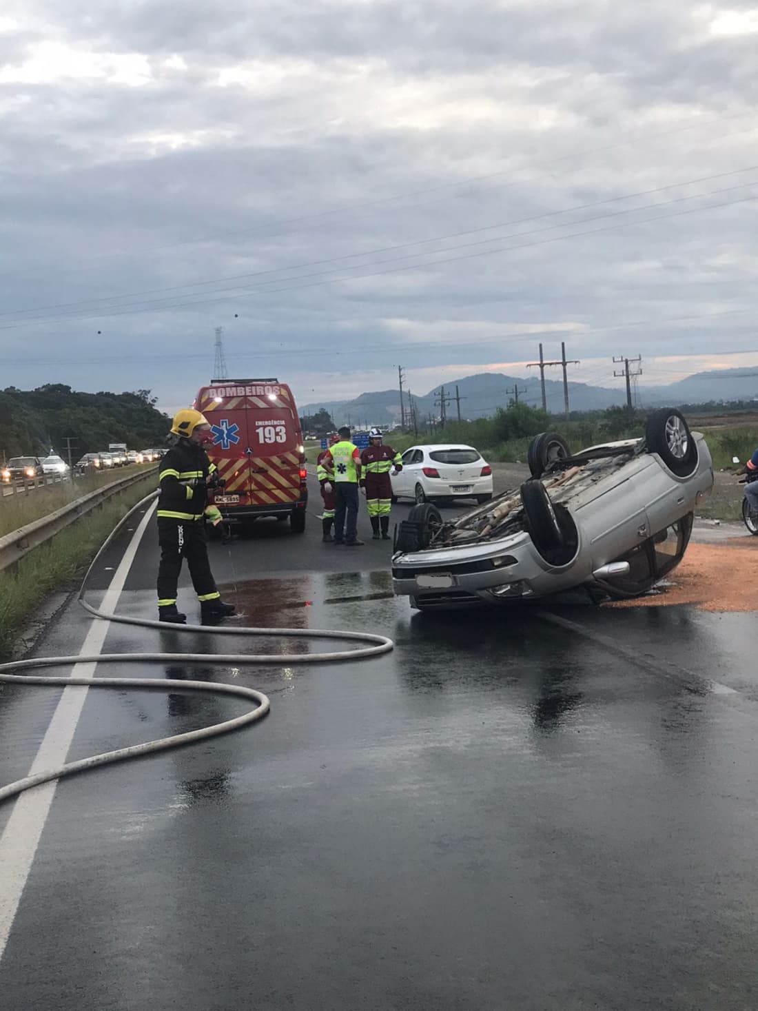 Carro capota na BR-101 entre Tubarão e Capivari de Baixo