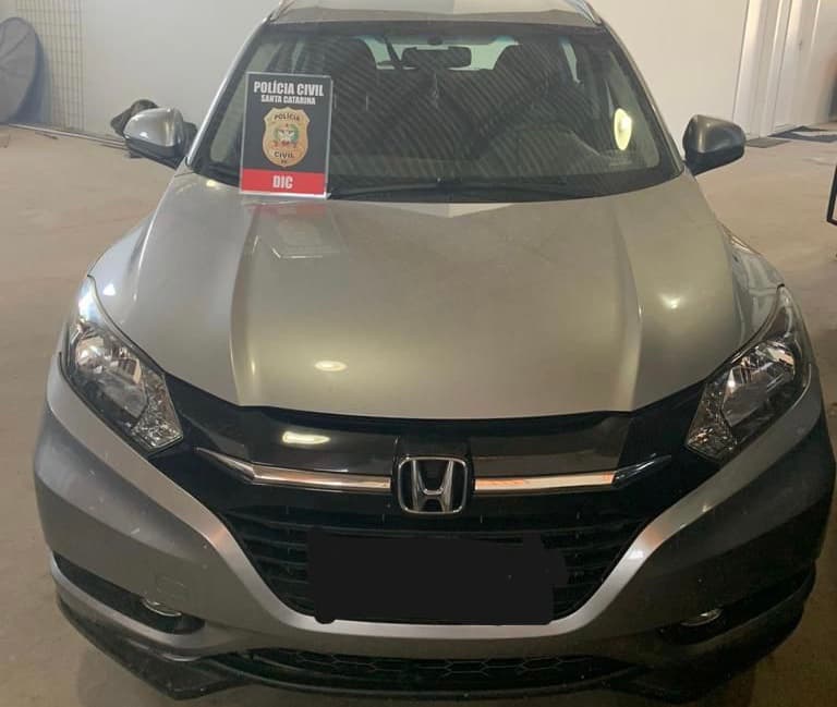 Carro levado durante assalto em que família foi feita refém é recuperado