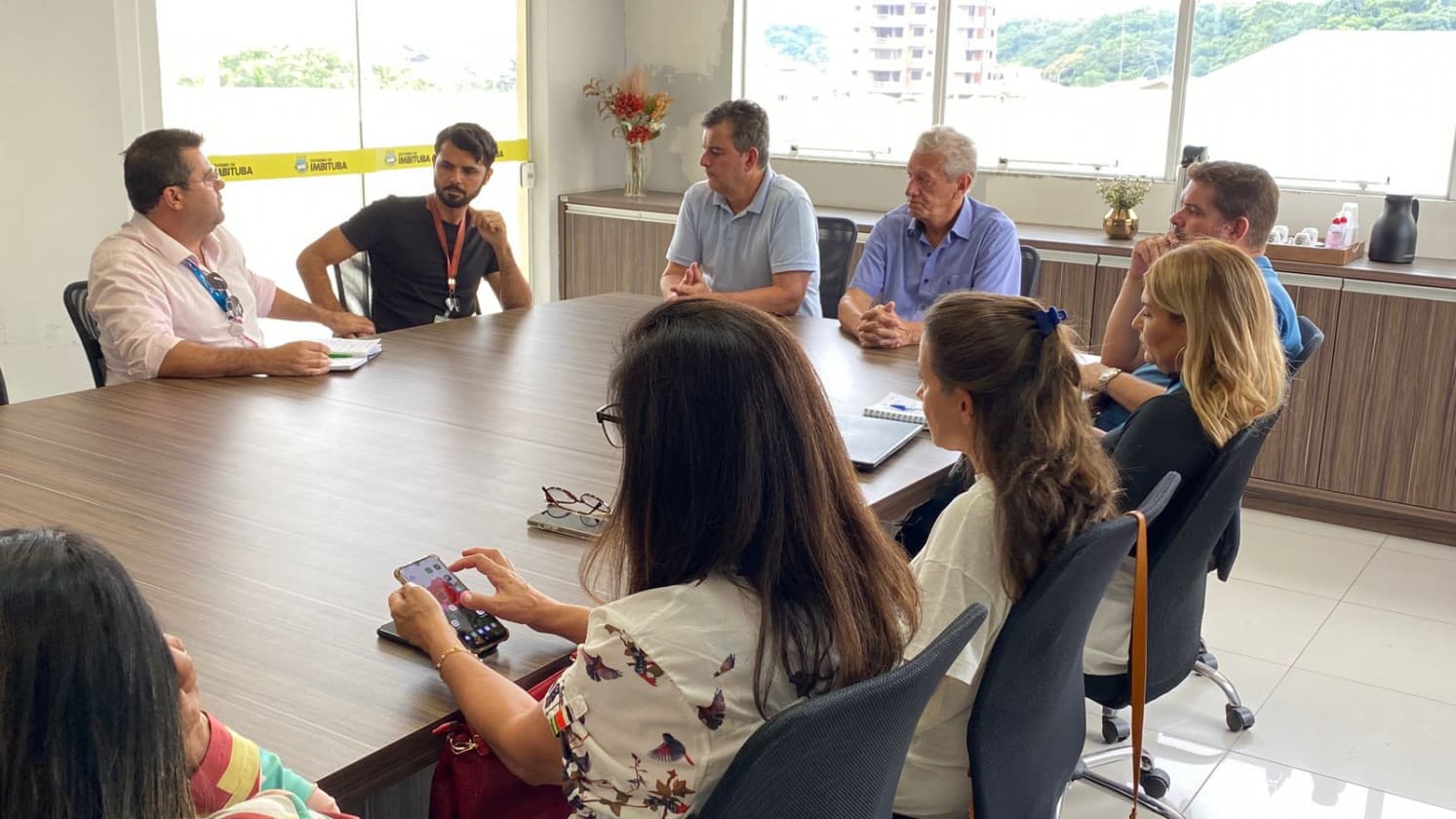 Controle de pombos é tema de reunião entre representantes do porto e prefeitura de Imbituba