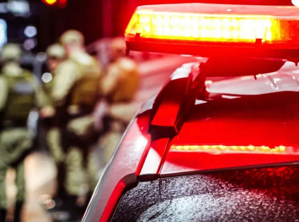 Drogas são encontradas em buraco da parede de condomínio