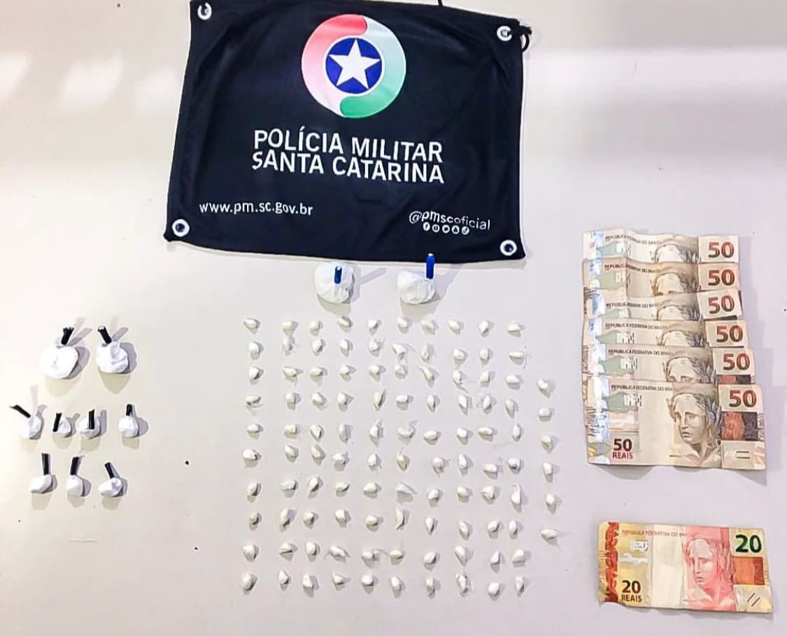 Homem com tornozeleira eletrônica é flagrado traficando