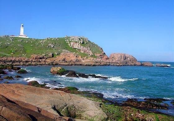 Casal é assaltado no costão de pedras do Farol de Santa Marta