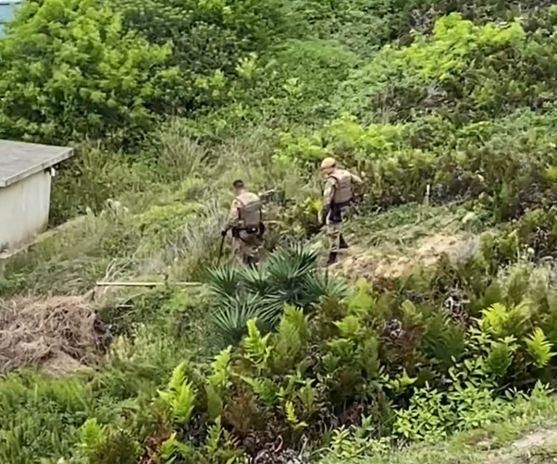 Homem mantém a esposa refém em matagal durante horas