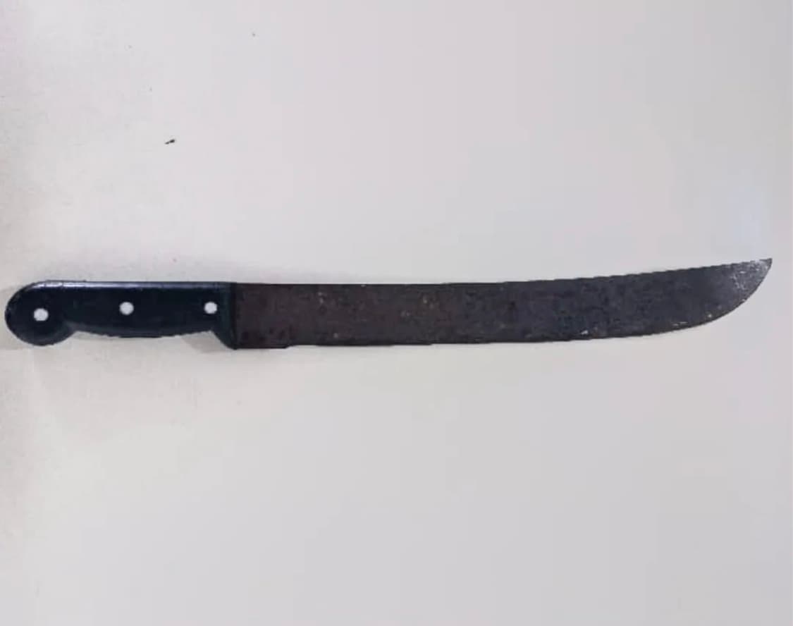 Homem ameaça família da ex-namorada com facão