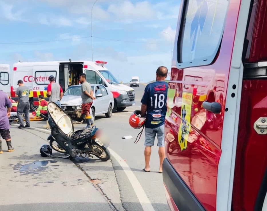 Motociclista fica gravemente ferida em acidente na BR-101