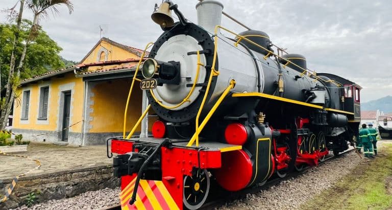 Locomotiva chega em Pedras Grandes e impressiona moradores