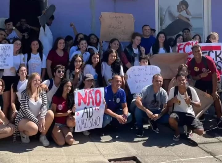 Estudantes de Imbituba protestam contra professor que elogiou Hitler
