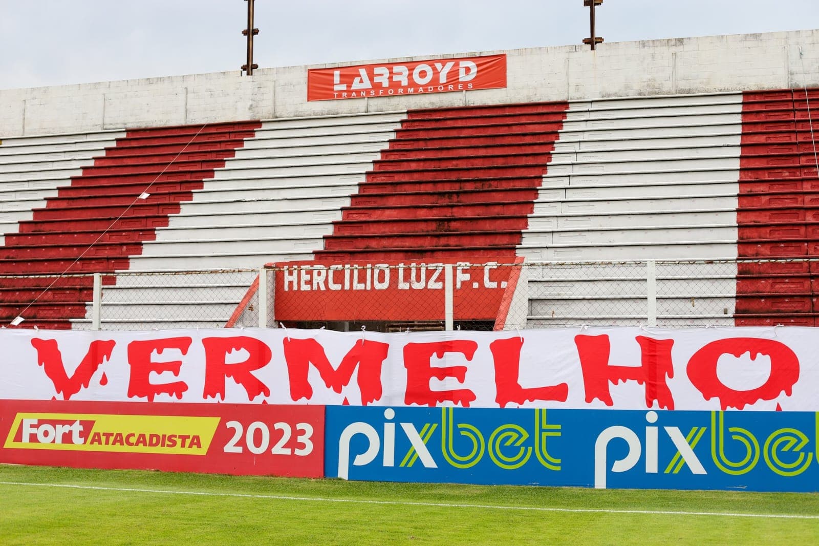 Imagens de torcedores mostram catracas do Aníbal Costa sendo vandalizadas