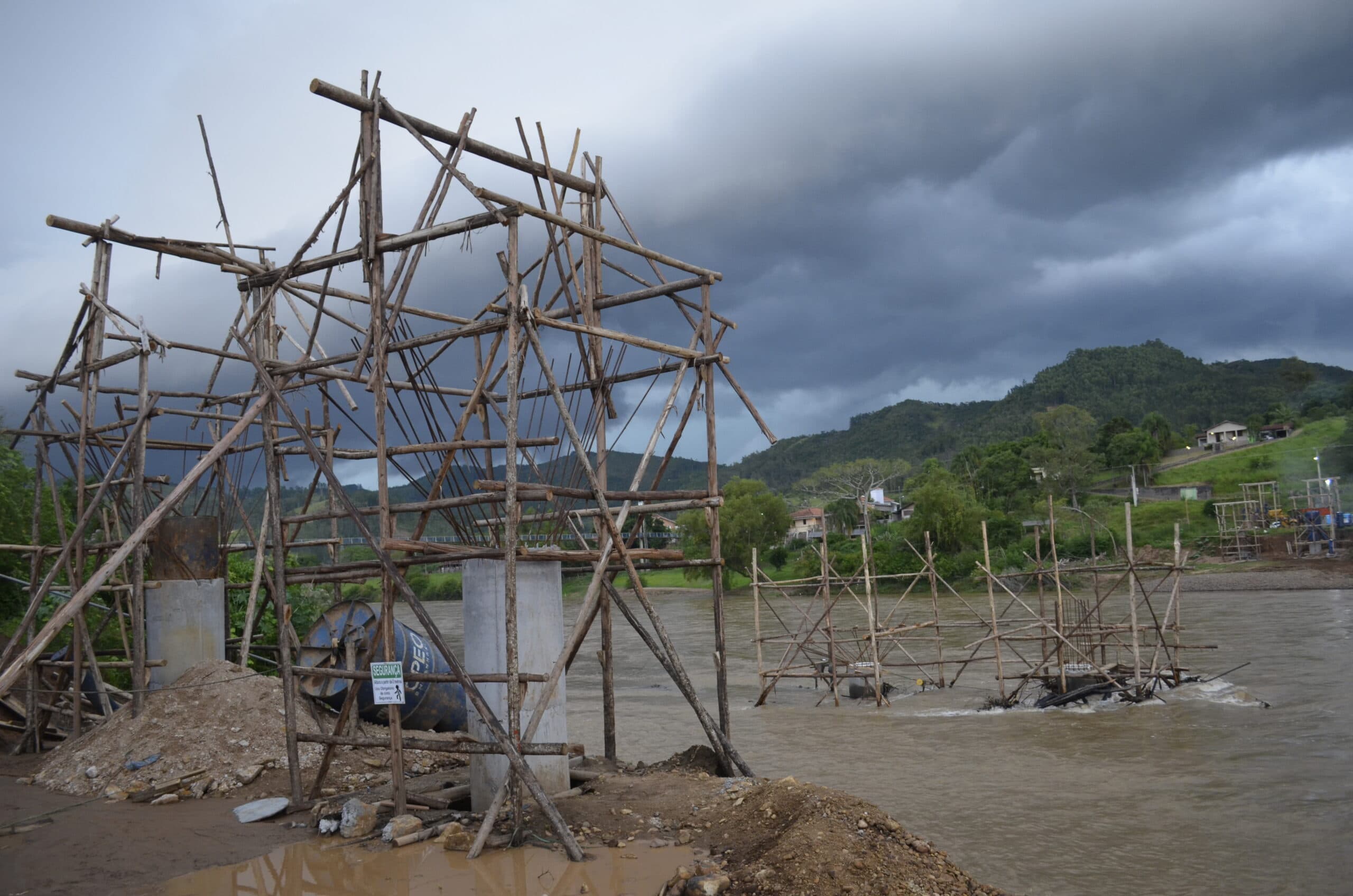 Primeiras colunas de apoio da Ponte da Guarda começam a ser construídas