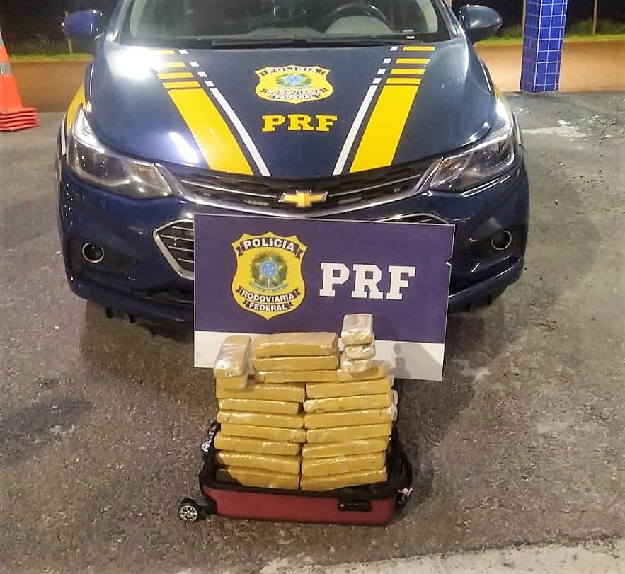 Adolescente é flagrada viajando de ônibus com quase 20kg de maconha