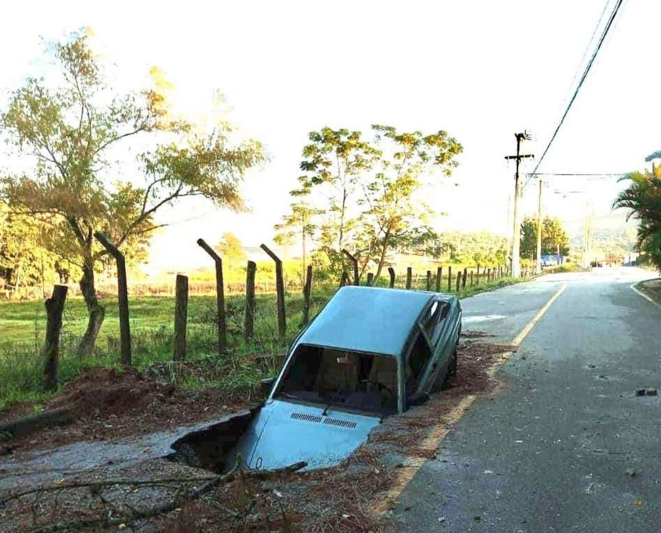 Carro cai em cratera na rua; humorista Leo Lins alertou para o problema