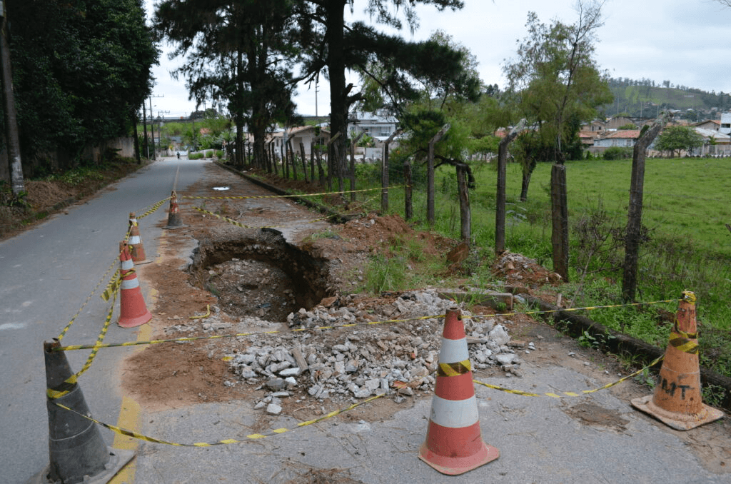 Cratera onde carro caiu será fechada nos próximos dias