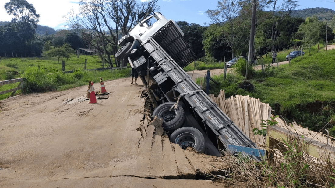 Ponte é interditada após queda de caminhão