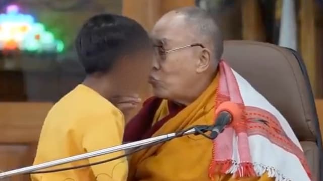 Dalai Lama pede para criança chupar sua língua e se desculpa após repercussão