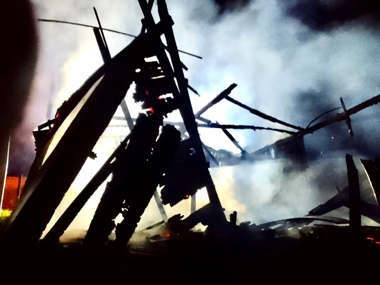 Casa frequentada por usuários de drogas pega fogo