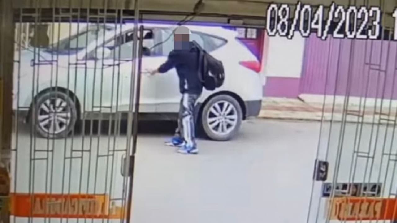 Passageira é retirada à força de carro durante assalto