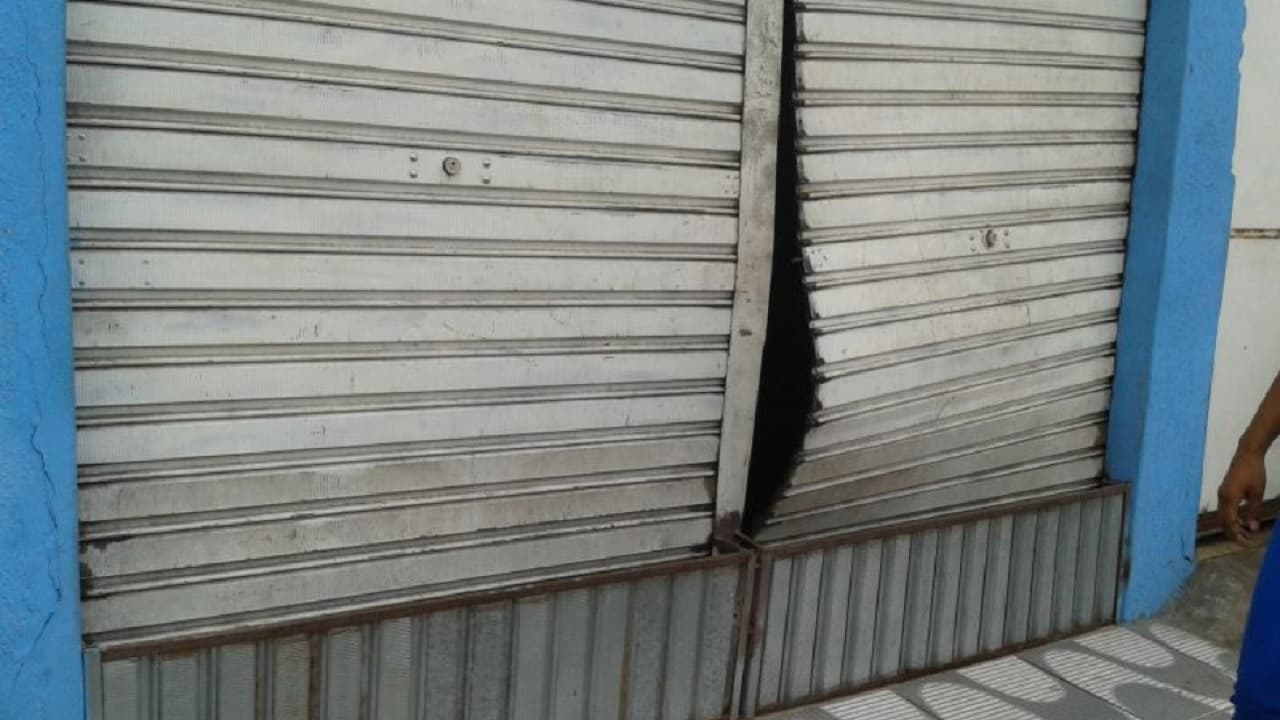 Ladrão arromba estabelecimento e furta cigarros, bebidas, dinheiro e uma bicicleta