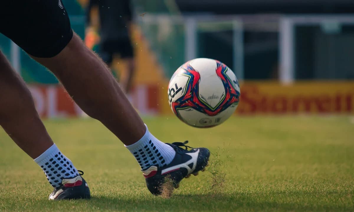 Homem é preso durante partida de futebol