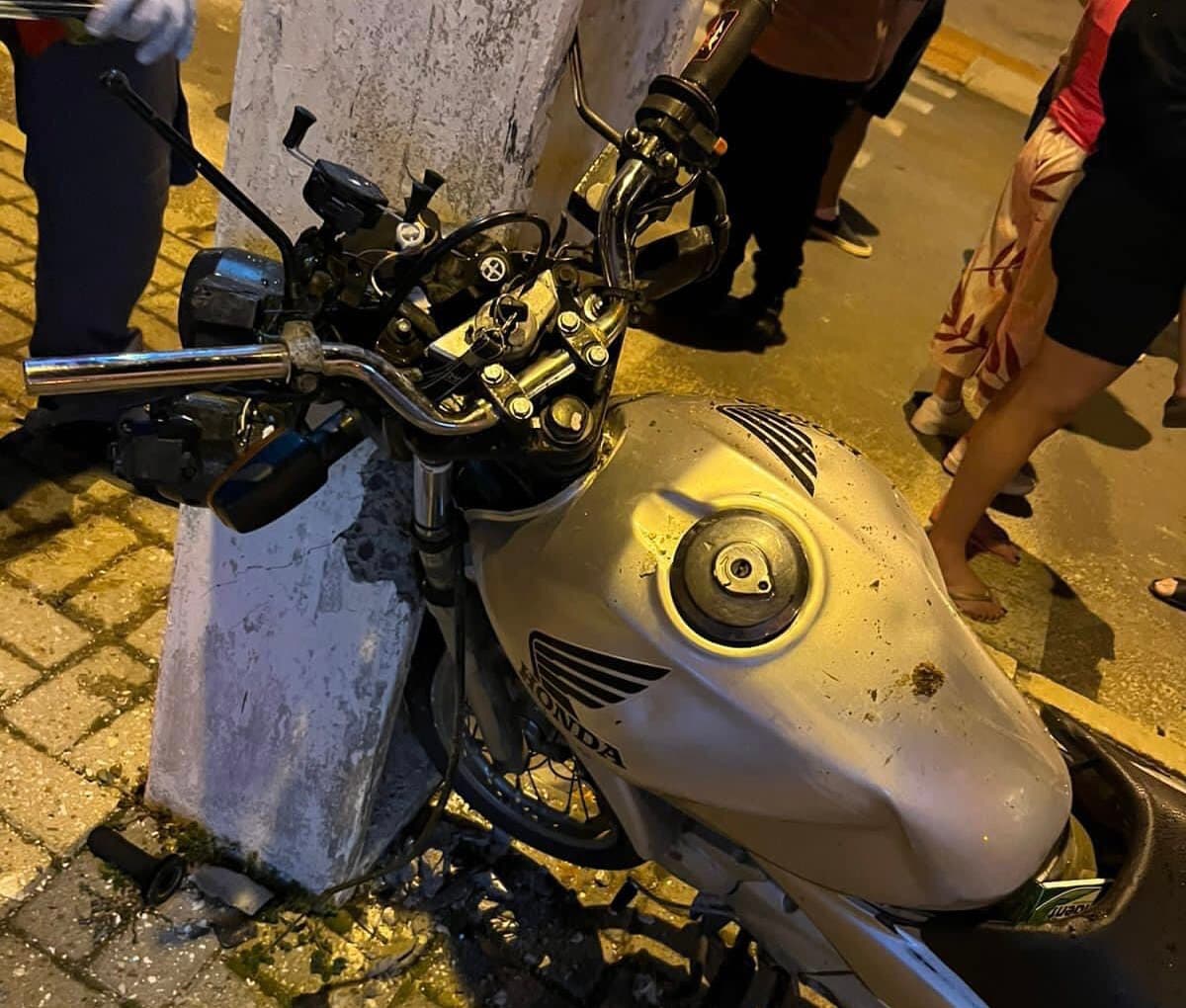Jovem motociclista morre ao desviar de carro e bater em poste