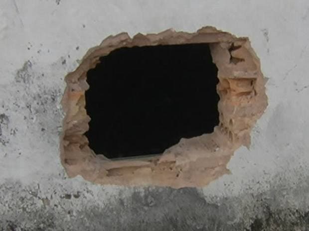 Bandidos abrem buraco em parede para furtar joias em relojoaria