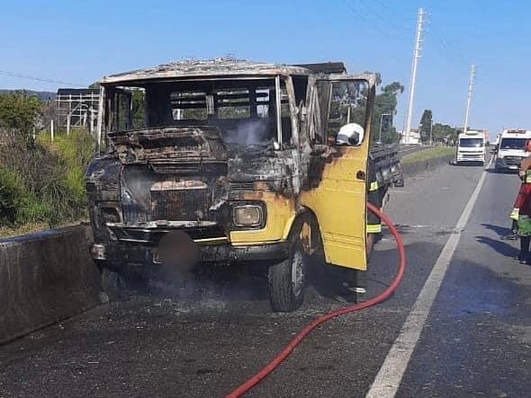 Caminhão pega fogo e chamas se propagam para vegetação