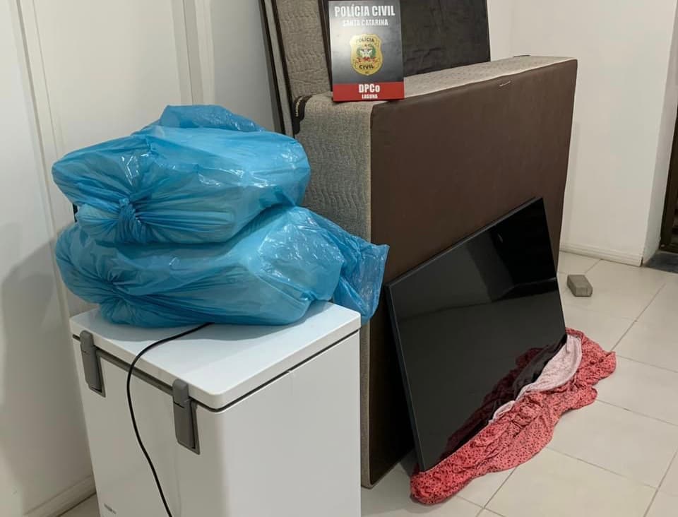 Mulher que entrava nas casas de idosos e roubava documentos e cartões para aplicar golpes é presa