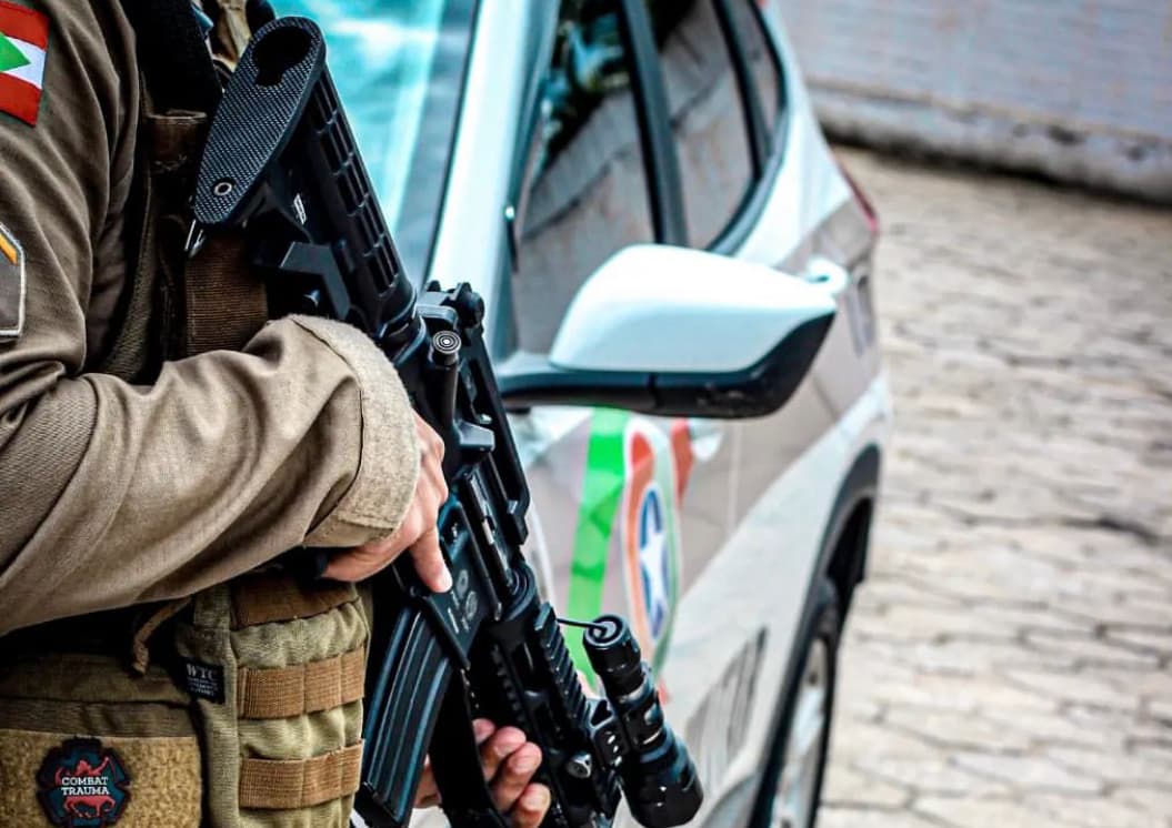 Policiais usam arma com bala de borracha para desarmar homem que ameaçava a esposa