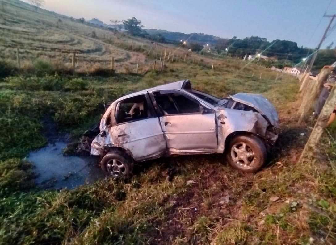 Motorista é arremessado para fora do carro durante capotamento