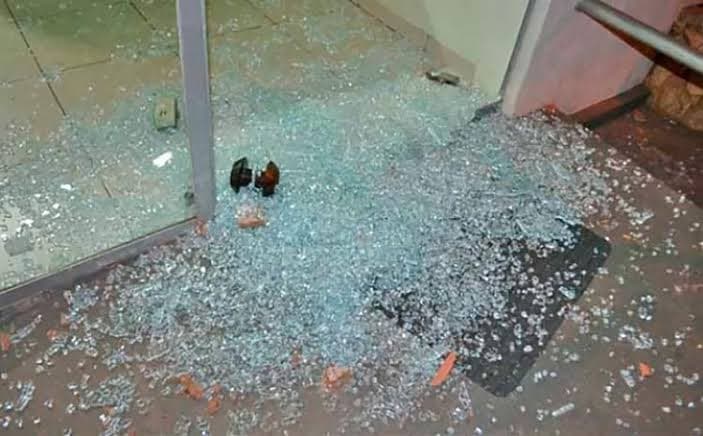 Roupas e Honda Biz são furtados de loja