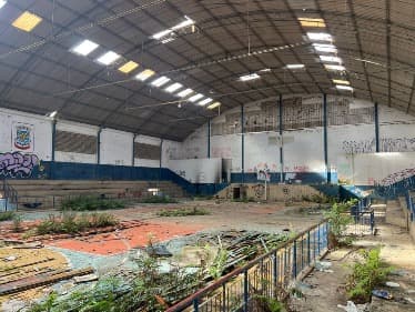 Invadido por usuários de drogas, Ginásio José Warmuth terá acessos fechados