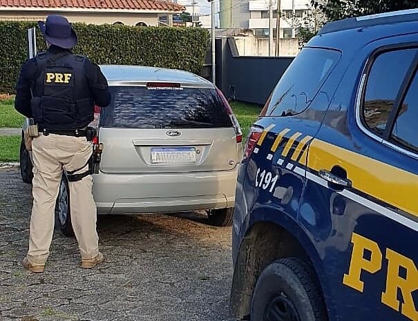 Carro furtado no Paraná é recuperado em Imbituba