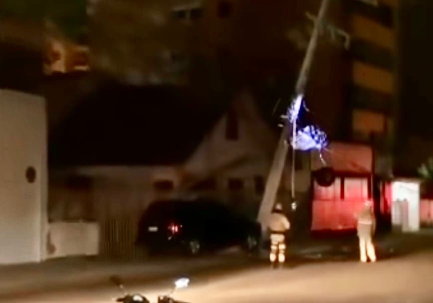 Poste por pouco não cai após batida de carro