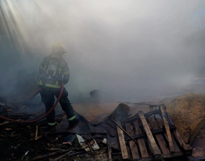 Incêndio é combatido em fábrica de vasos