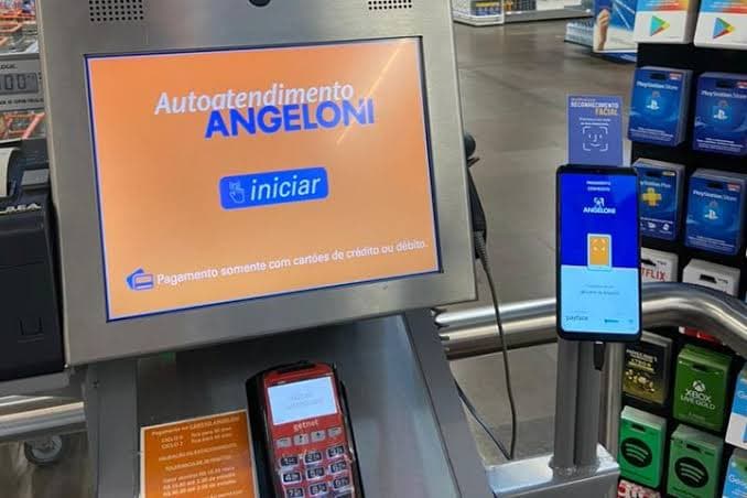 Homens tentam fraudar compras no caixa de autoatendimento de supermercado