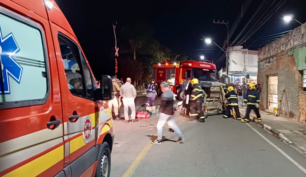 Após atropelar ciclista, motorista capota carro e fica preso às ferragens
