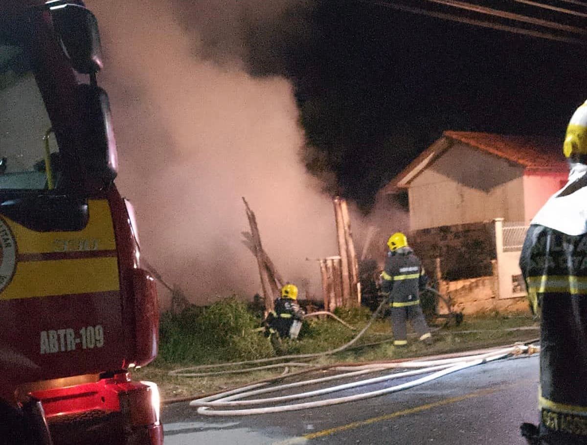 Casa é destruída por incêndio provocado por cigarro