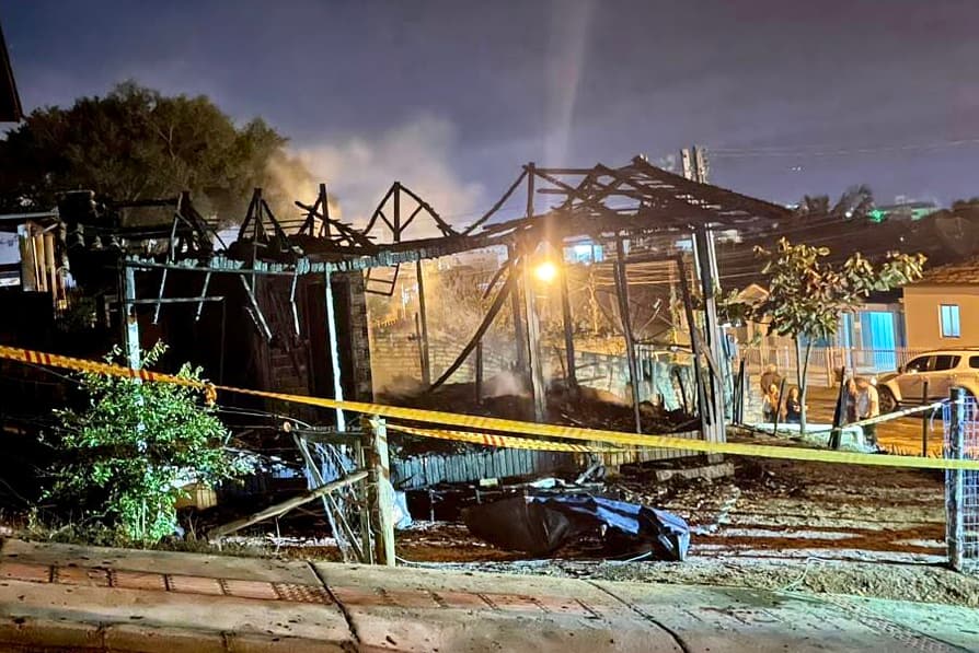 Morador é retirado por vizinhos de casa em chamas
