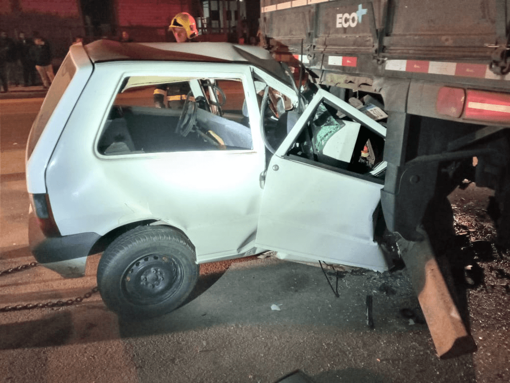 Motorista morre após bater em caminhão estacionado