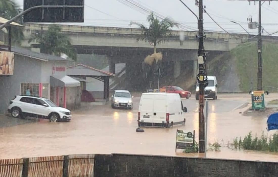 Ruas da região alagam em virtude das fortes chuvas